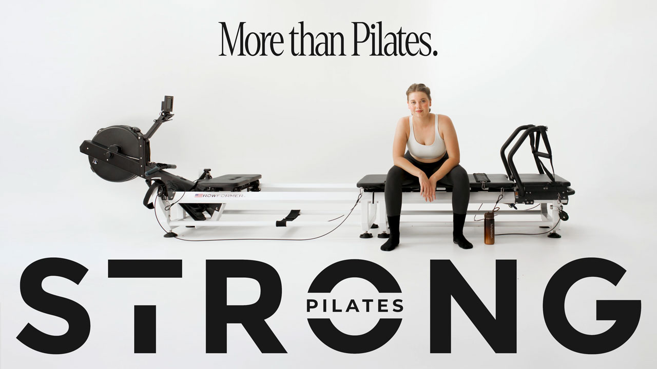 STRONG Pilates: więcej niż pilates. Kobieta siedzi na maszynie Rowformer