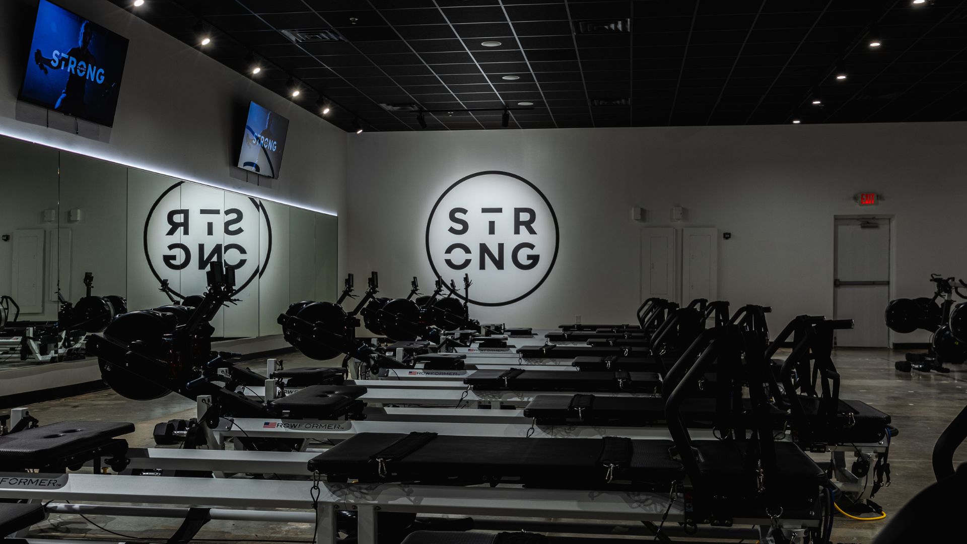 Studio STRONG Pilates z rzędami Rowformerów i logo STRONG