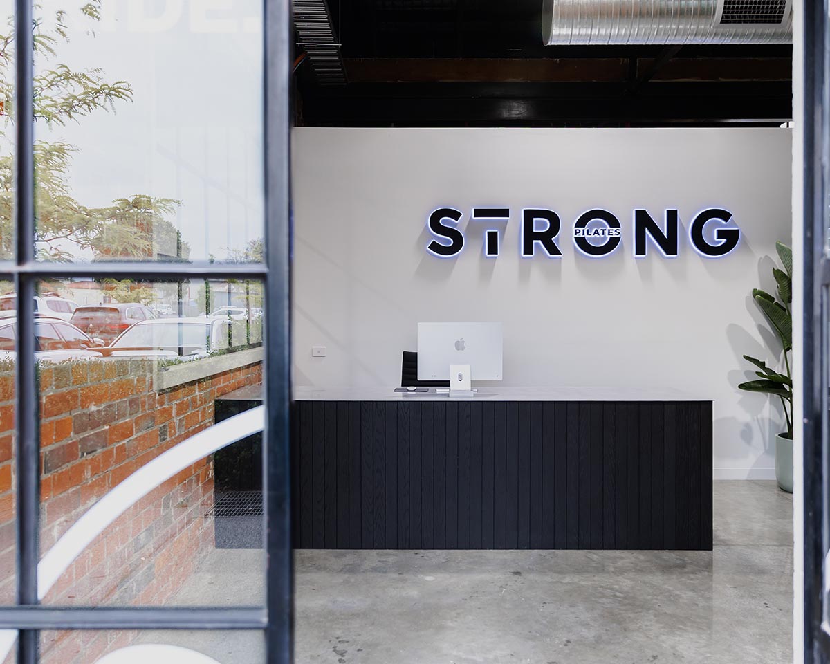 Wejście do studia STRONG Pilates i recepcja