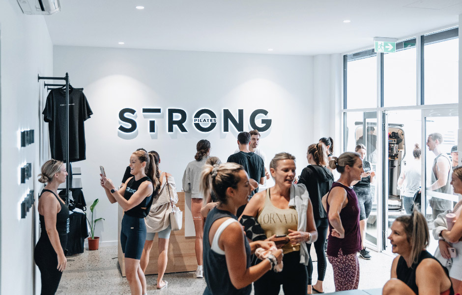 Członkowie rozmawiają w lobby studia STRONG